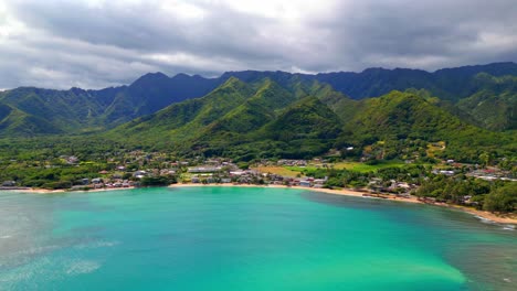 Landschaft-Mit-Bergen-Und-Türkisfarbenem-Meer-Auf-Der-Insel-Oahu,-Hawaii---Luftaufnahme-Einer-Drohne