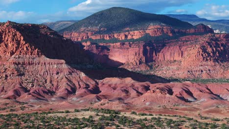 Red-and-rocky-mountains-in-Capitol-Reef-National-Park,-Utah-in-USA