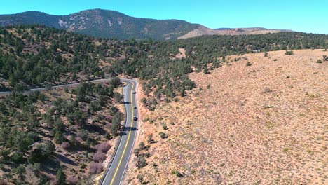 Vehículos-Que-Viajan-Por-Carretera-A-Través-Del-Valle-De-Lucerna-En-California---Toma-Aérea-De-Drones