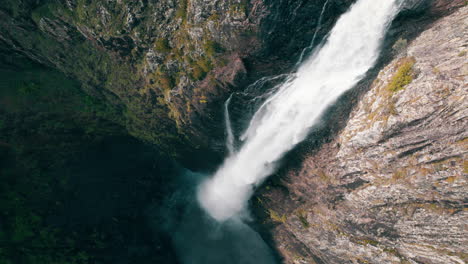 Cinematic-view-Wallaman-falls,-Queensland