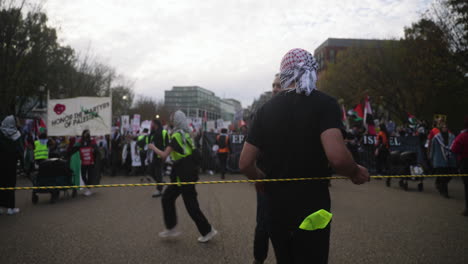 Ein-Arabischer-Mann-In-Einem-Kufiya-Führt-Eine-Große-Menge-Von-Pro-palästinensischen-Demonstranten-Durch-Die-Straßen-Von-D