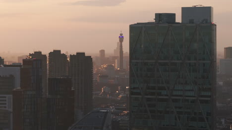 Enge-Luftbild-Schieberegler-Aufnahme-Des-BT-Post-Office-Tower-Aus-Ost-London