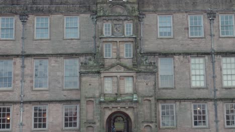 Tiro-Inclinado-Hacia-Abajo-De-La-Arquitectura-De-Lyme-House-En-Manchester,-Inglaterra.