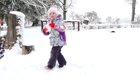 Los-Hijos-De-Bernudarz-Vivían-Afuera-Con-La-Nieve.