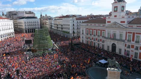 Tausende-Demonstranten-Versammelten-Sich-Während-Einer-Demonstration-Gegen-Die-Sozialistische-Partei-PSOE,-Nachdem-Sie-Einer-Amnestie-Für-Die-An-Dem-Abspaltungsversuch-In-Katalonien-Im-Jahr-2017-Beteiligten-Personen-Zugestimmt-Hatten.