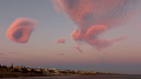 Reddish-fundamental-cloud-created-at-the-end-of-the-day,-shaped-like-an-ear