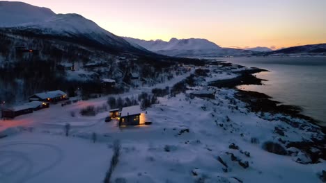 Vista-Aérea-Del-Hermoso-Paisaje-De-Los-Alpes-De-Lyngen,-Noruega.