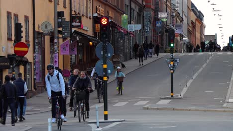 People-ride-bikes-and-walk-on-Gotgatsbacken-in-Stockholm-in-corona-times