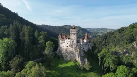 Schloss-Bran-In-Rumänien,-Eine-Historische-Touristenattraktion-In-Den-Karpaten---4K-Luftaufnahme