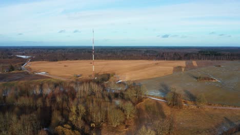 Vista-Aérea-Del-Paisaje-Rural-Letón-Con-Torre-De-Telecomunicaciones