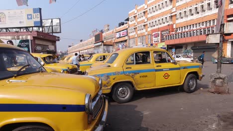 Yellow-Taxi-Und-Sealda-Station-Führen-Weiterhin-Die-Lange-Tradition-Von-Kalkutta-Fort