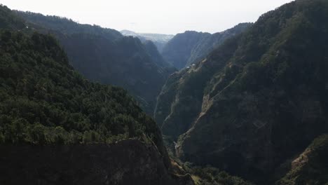 Paisaje-De-Montaña-Verde-En-Madeira,-Bosque-Verde,-Portugal,-Zángano,-Aéreo