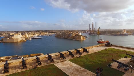 Family-visiting-saluting-battery,-Upper-Barrakka-Gardens,-St