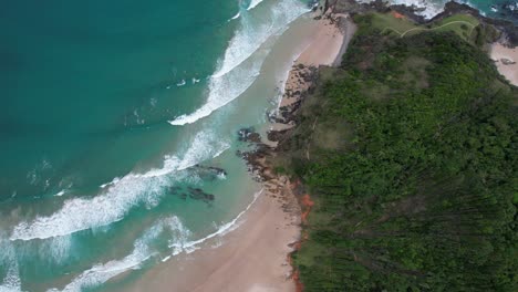 Agua-Turquesa-Del-Océano-Y-Promontorio,-Playa-De-Cabeza-Rota-En-Byron-Bay,-Nsw,-Australia---Disparo-De-Drone
