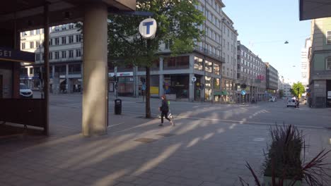 La-Gente-Camina-Por-Una-Calle-Tranquila-Junto-Al-Lugar-De-La-Muerte-De-Palme-En-Estocolmo