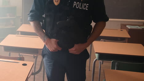 Klassenzimmer-Polizist-Gehen-Durch-Tische-Polizei