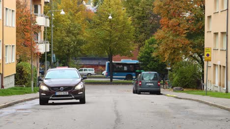 Autos,-Busse-Und-Fußgänger-In-Einer-Wohnstraße-In-Stockholm-Im-Herbst