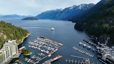 Ferry-De-Pasajeros-Que-Llega-A-La-Terminal-De-Horseshoe-Bay-En-West-Vancouver,-BC,-Canadá