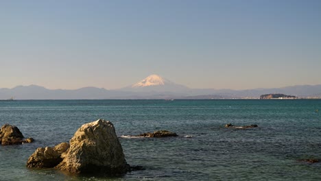 Wunderschöne-Aussicht-Auf-Den-Fuji-Und-Die-Insel-Enoshima-An-Einem-Klaren-Wintertag-Am-Meer