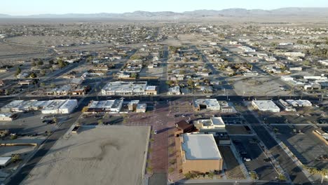 Centro-De-Twenty-Nine-Palms,-California,-Con-Video-De-Drones-Moviéndose-Hacia-Los-Lados