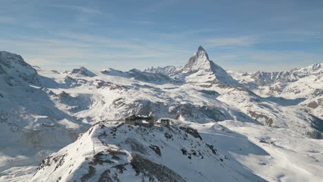 Imágenes-De-Drones-Cinematográficos-De-La-Estación-De-Tren-Matterhorn-Y-Gornergrat-4k---Zermatt---Suiza