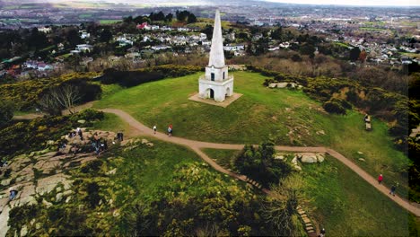 Aadrone-Schuss-Von-Killiney-Hill-Obelisk-Im-Jahre-1742-Auf-Killiney-Hill-Gebaut-Bietet-Einen-Spektakulären-Blick-Auf-Dalkey-Und-County-Wicklow