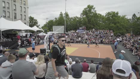 Hoopfest-2018:-Cancha-Principal,-Juego-De-Baloncesto-Masculino-Desde-Las-Gradas