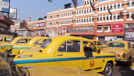 Yellow-Taxi-Und-Sealda-Station-Führen-Weiterhin-Die-Lange-Tradition-Von-Kalkutta-Fort