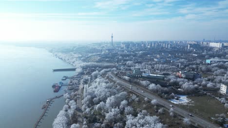 Luftaufnahme-Der-Donau,-Autos-Fahren-Auf-Der-Straße-Mit-Dem-Fernsehturm-Von-Galati-In-Der-Ferne-Im-Winter-In-Galati,-Rumänien