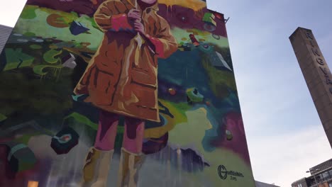 Großes,-Farbenfrohes-Wandgemälde-Eines-Jungen-Mädchens-Mit-Einem-Regenschirm