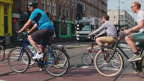 Zeitlupe-Von-Niederländern,-Die-In-Den-Berühmten-Straßen-Von-Amsterdam-Fahrrad-Fahren