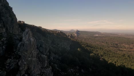 Vista-Aérea-De-Las-Montañas.-Campo-Al-Atardecer