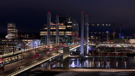 Antena-Nocturna-De-Tráfico-Sobre-El-Puente-Hisingsbron-Que-Cruza-El-Río-Göta-Hacia-Gotemburgo