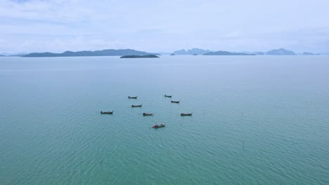 Longtail-Boote-In-Den-Gewässern-Der-Bucht-Von-Phang-Nga-Mit-Malerischen-Luftaufnahmen-über-Das-Meer