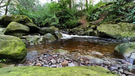 Zeitraffer,-Gebirgsbach,-Felsenbecken,-Mahon-River,-Waterford,-Irland