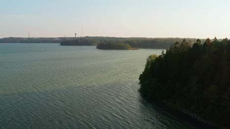 Drohnenaufnahme-Der-Felsigen-Ostseeküste-In-Schweden-Bei-Sonnenuntergang