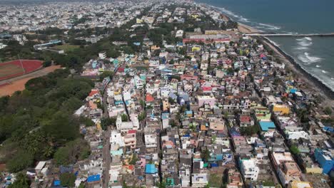 Imágenes-Aéreas-Que-Muestran-Toda-La-Ciudad-De-Puducherry,-Así-Como-La-Impresionante-Bahía-De-La-Costa-De-Bengala.