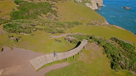 Drones-Aéreos-Vuelan-Sobre-El-Muelle-Del-Alma-En-La-Isla-Patagónica-De-Chiloé,-Paisaje-De-Destino-Turístico-De-Chile-Alrededor-Del-Océano-Azul-No-Contaminado,-Muelle-De-Las-Almas,-Cucao