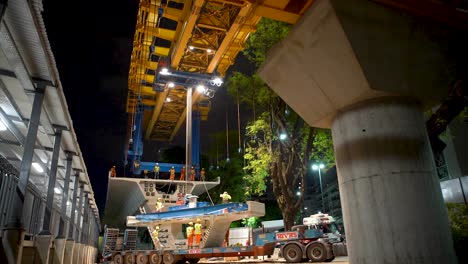 Timelapse-Nocturno-De-La-Construcción-De-Puentes-En-Argentina-Con-Trabajadores-Y-Grúas