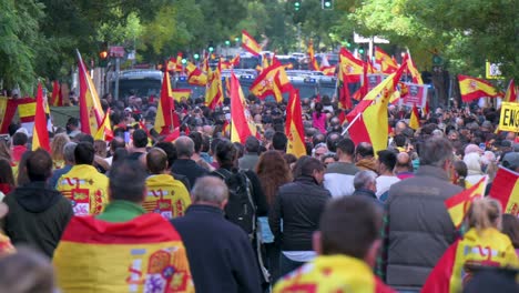 Demonstranten-Versammeln-Sich-Während-Einer-Demonstration-Gegen-Die-Sozialistische-Partei-PSOE,-Nachdem-Sie-Einer-Amnestie-Für-Die-Am-Abspaltungsversuch-Von-Katalonien-Beteiligten-Personen-Zugestimmt-Hatten