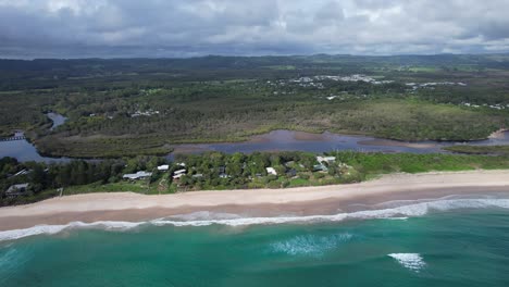 Playa-De-Pertenencia-Con-Paisaje-Marino-Turquesa-En-Byron-Bay,-Nueva-Gales-Del-Sur,-Australia---Toma-Aérea-De-Drones