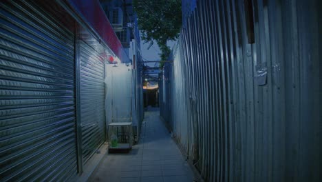 Closed-shop-narrow-metallic-alleyway-at-night-in-Bangkok