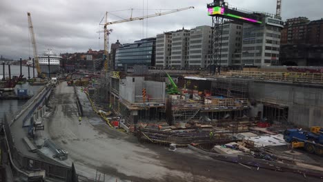 Gran-Sitio-De-Construcción-En-Slussen-En-Estocolmo,-Edificios-En-Segundo-Plano.