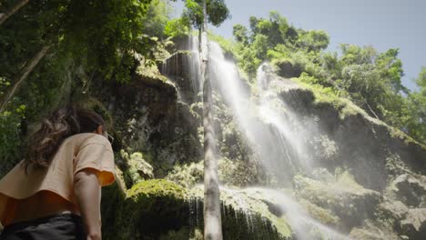 Schwenk-über-Wunderschöne-Junge-Frau,-Die-Den-Tumalog-Wasserfall-Auf-Den-Philippinen-Bewundert