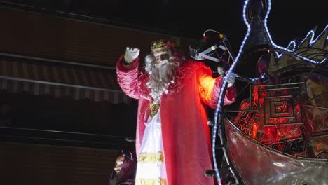Rey-Mago-De-Navidad-En-Una-Carroza-Saludando-A-Los-Niños-En-Las-Calles-De-Barcelona