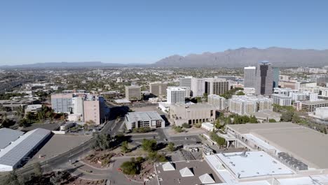 Centro-De-Tucson,-Arizona,-Con-Video-De-Drones-Moviéndose-En-Círculo