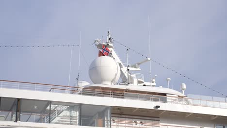 Norwegische-Nationalflagge-Weht-An-Einem-Sonnigen-Tag-Auf-Einem-Kreuzfahrtschiff,-Zeitlupe