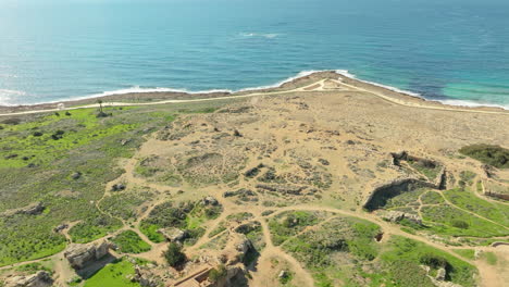 Vista-Aérea-Del-Sitio-Arqueológico-De-Las-Tumbas-De-Los-Reyes-Junto-Al-Mar-Mediterráneo-En-Nea-Paphos,-Chipre.