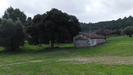 Vista-De-Una-Pequeña-Iglesia-Ortodoxa-Ubicada-En-El-Campo-En-Grecia