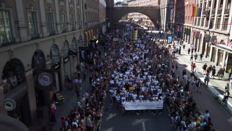 Gente-&quot;marchando-Por-Los-Que-No-Pueden&quot;-En-El-Desfile-Del-Orgullo-Gay-De-Estocolmo-2019,-Visto-Desde-Un-Puente-Arriba